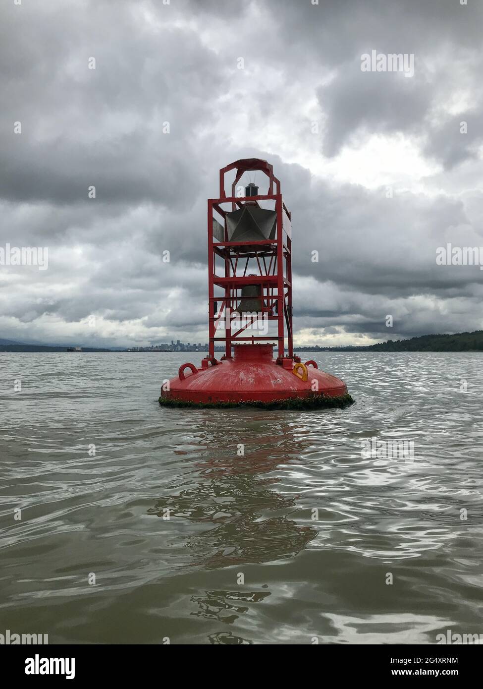 Rote Glockenboje-Kanalmarkierung nahe der Küste im Ozean Stockfoto
