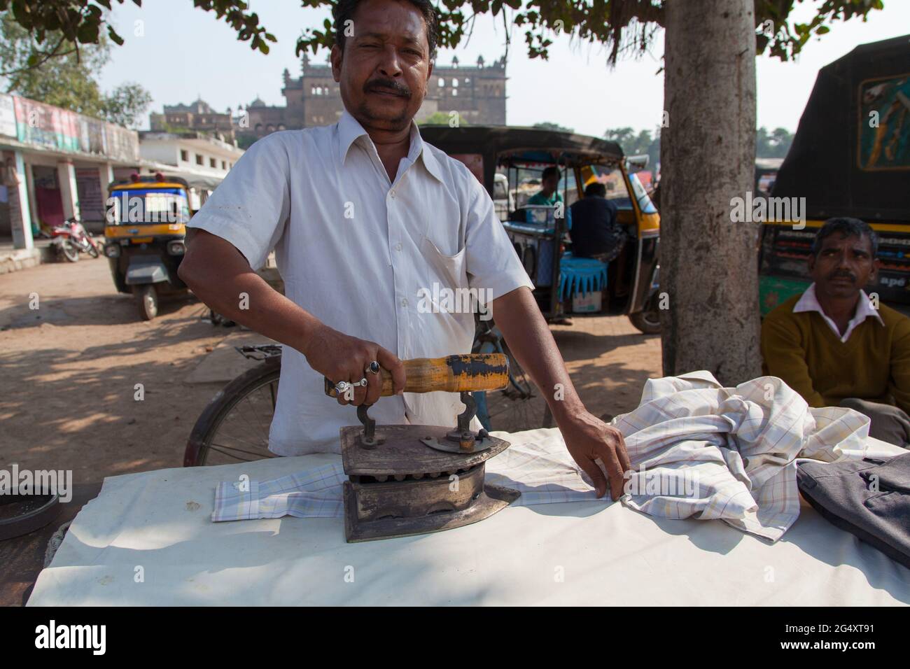 Der Dhobi oder indische Wäschemann (Waschen und Bügeln), der sein Geschäft im Freien in Orchha, Madhya Pradesh, betreibt. Stockfoto