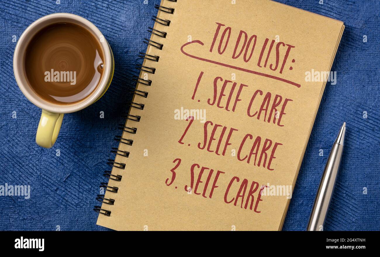 To-do-Liste - Selbstversorgung, Handschrift in einem Spiralnotizbuch mit einer Tasse Kaffee, geistige, emotionale und körperliche Gesundheit Konzept Stockfoto