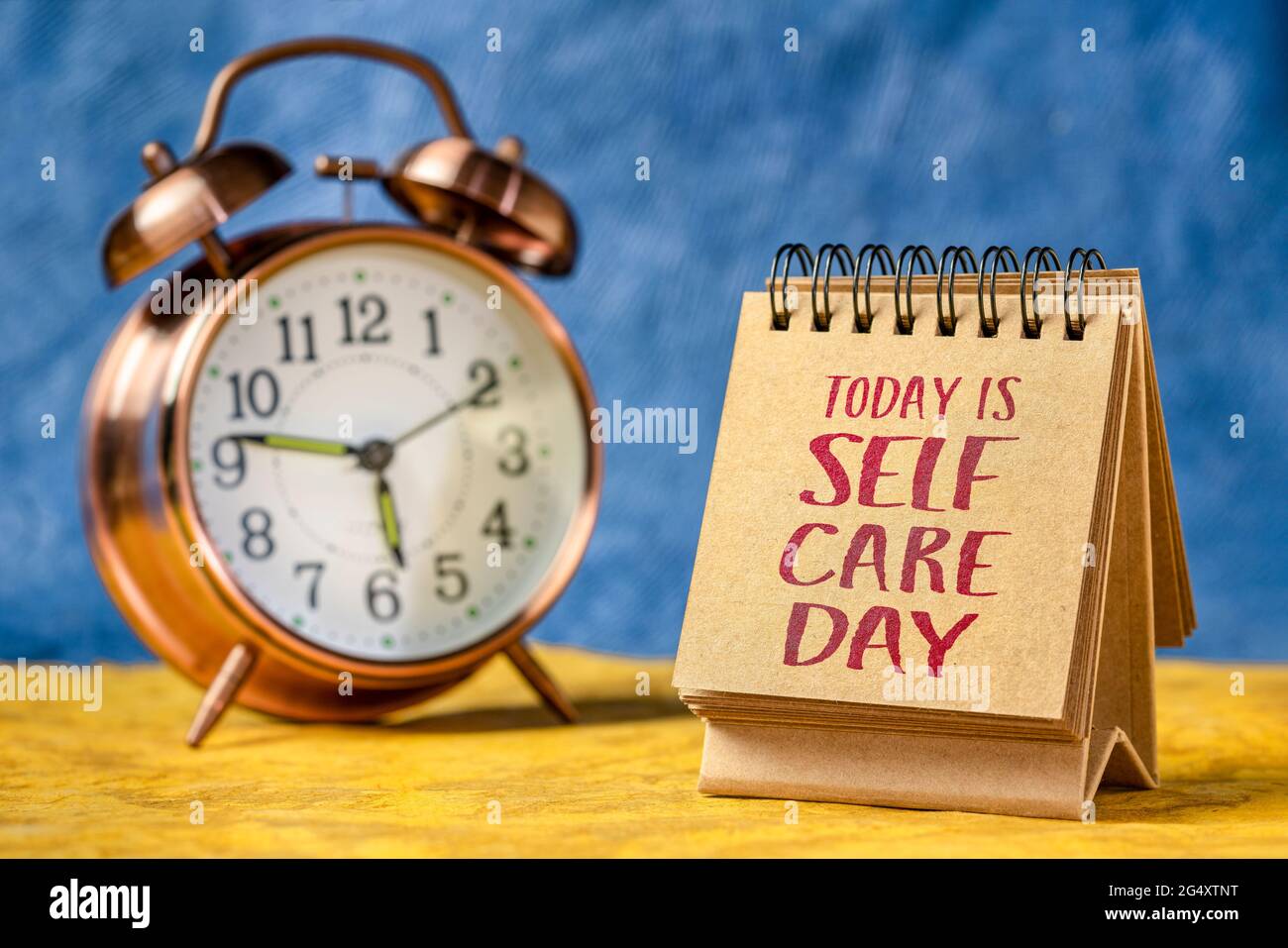 Heute ist Self-Care-Tag Erinnerung - Handschrift in einem Desktop-Kalender mit Wecker, geistige, emotionale und körperliche Gesundheit Konzept Stockfoto