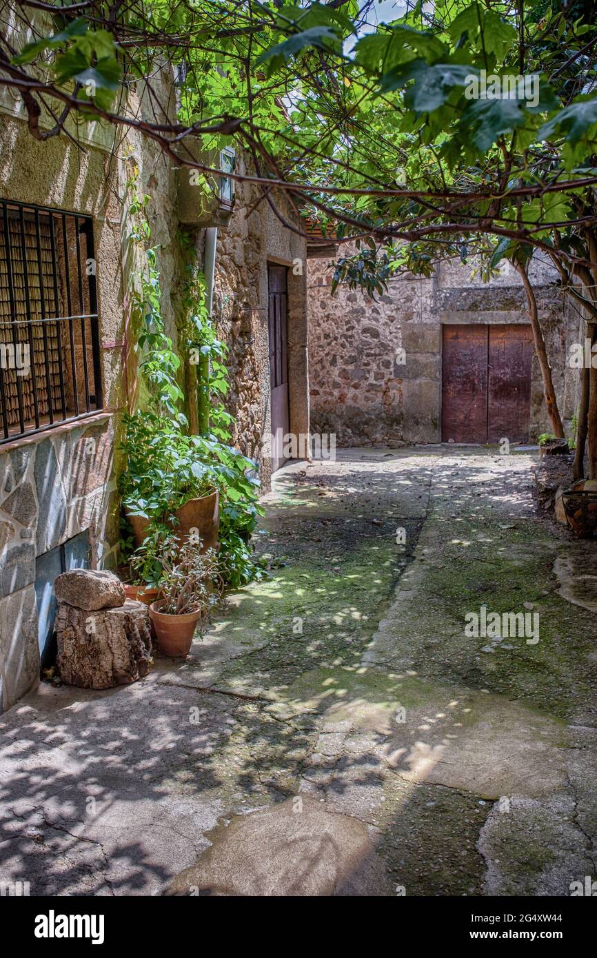 Acebo, schöne kleine Stadt in Sierra de Gata, Caceres, Extremadura, Spanien. Schöne schattige Ecke Stockfoto