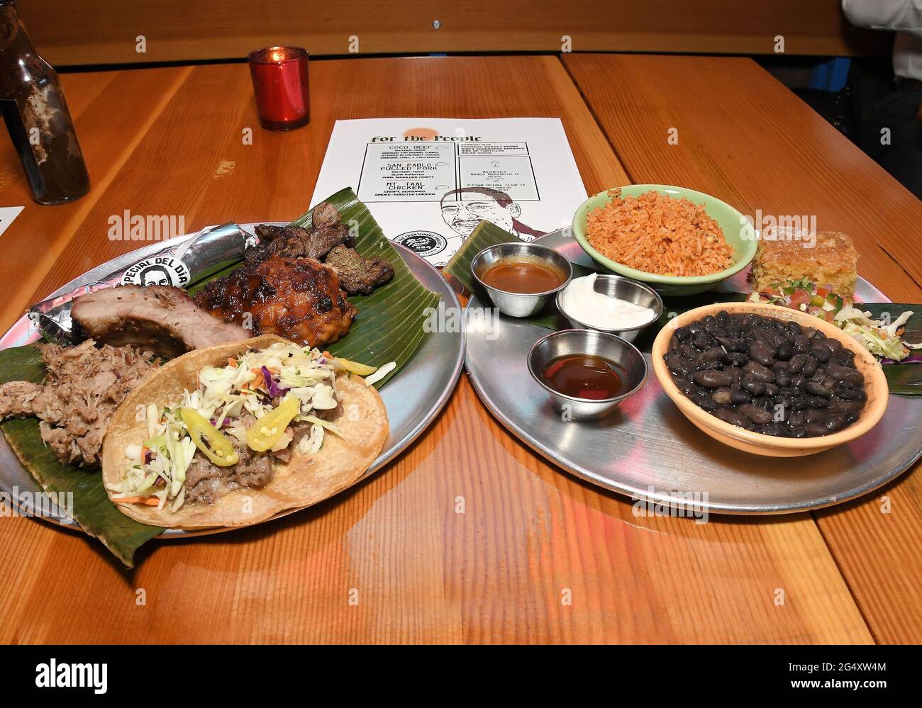 Die feinste Grillplatte des Parks umfasst ein San Pablo Pulled Pork, kurze Rippchen, Mt. Taal Chicken, Mama Leahs Coco Beef, Trejo's Taco, Spanischer Reis, Farmers Market Beans, Salsa Verde und Ann's Cornbread Bibinka serviert im Trejo's Tacos x The Park's Finest celebration Pop-Up Event, das am Mittwoch, 23. Juni 2021, in Trejo's Cantina in Hollywood, CA, stattfindet. Ein Teil des Erlöses wird an El Centro Del Pueblo gespendet, eine Organisation, die in der Nähe von Danny Trejo und dem besten Eigentümer des Parks, Joheric Concordia, liegt, die beide im Echo Park aufgewachsen sind. (Foto von Sthanlee B. Mirador/Sipa USA) Stockfoto