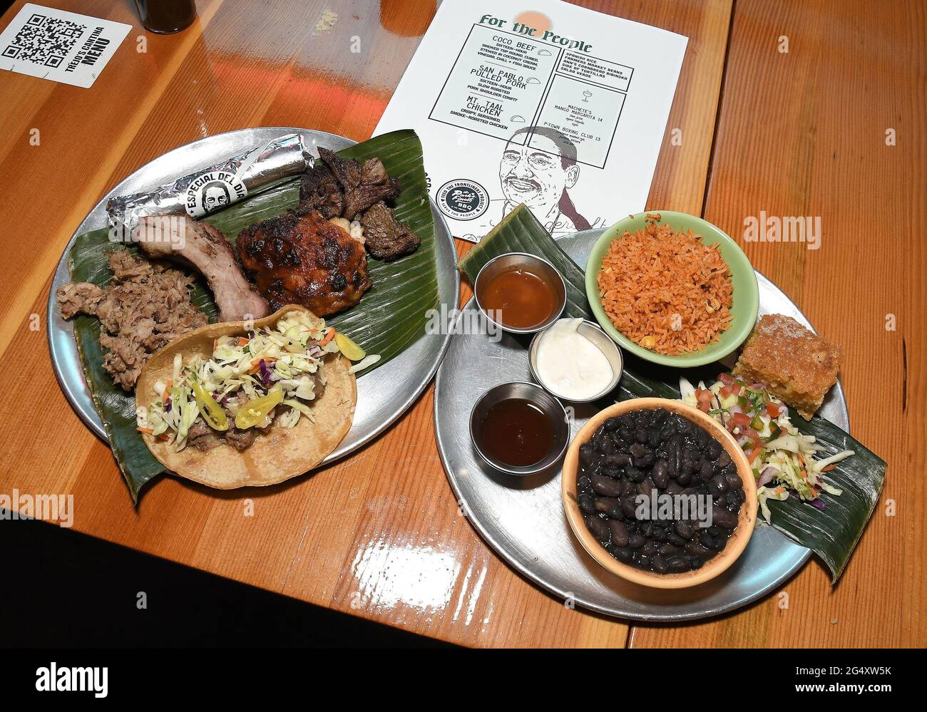 Die feinste Grillplatte des Parks umfasst ein San Pablo Pulled Pork, kurze Rippchen, Mt. Taal Chicken, Mama Leahs Coco Beef, Trejo's Taco, Spanischer Reis, Farmers Market Beans, Salsa Verde und Ann's Cornbread Bibinka serviert im Trejo's Tacos x The Park's Finest celebration Pop-Up Event, das am Mittwoch, 23. Juni 2021, in Trejo's Cantina in Hollywood, CA, stattfindet. Ein Teil des Erlöses wird an El Centro Del Pueblo gespendet, eine Organisation, die in der Nähe von Danny Trejo und dem besten Eigentümer des Parks, Joheric Concordia, liegt, die beide im Echo Park aufgewachsen sind. (Foto von Sthanlee B. Mirador/Sipa USA) Stockfoto