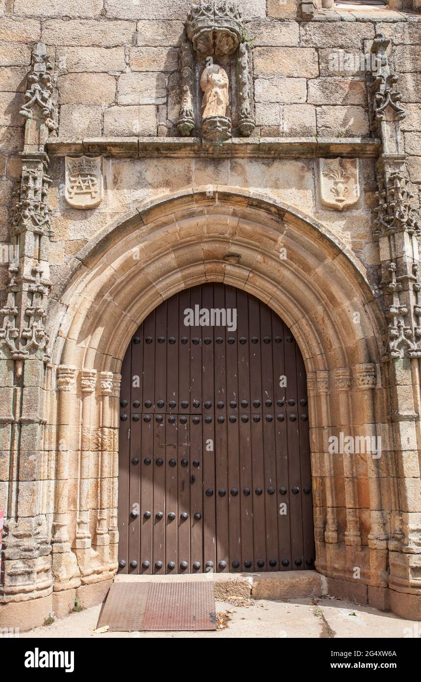 Acebo, schöne kleine Stadt in Sierra de Gata, Caceres, Extremadura, Spanien. Pfarrkirche von Nuestra Senora de los Angeles Stockfoto