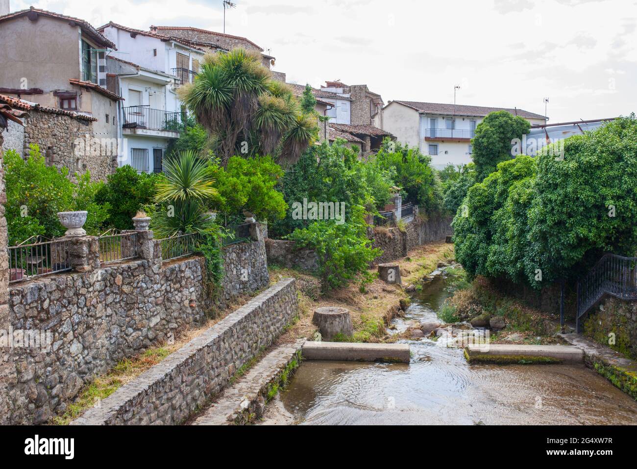 Acebo, schöne kleine Stadt in Sierra de Gata, Caceres, Extremadura, Spanien. Der Lagina-Bach läuft herunter Stockfoto