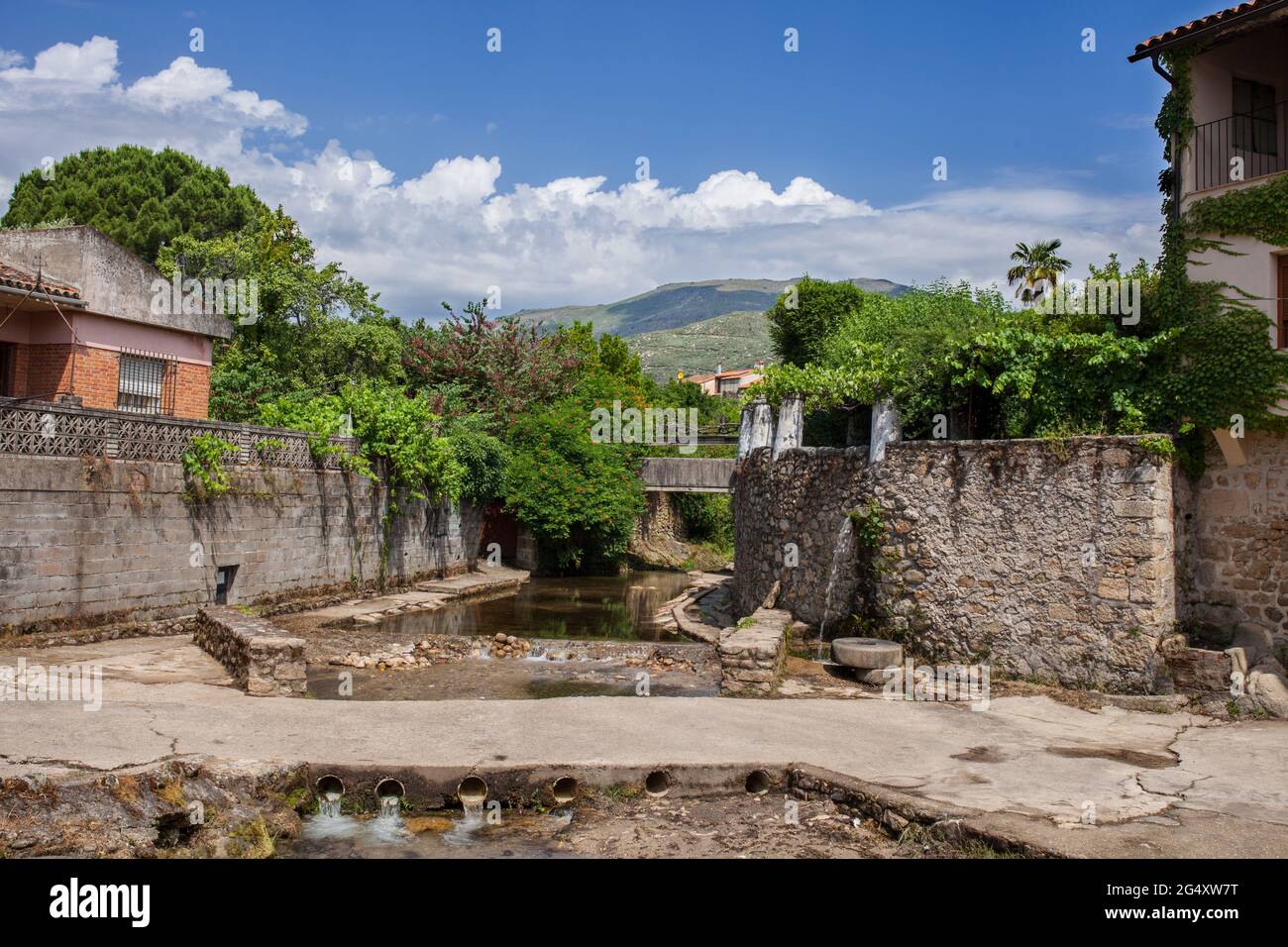Acebo, schöne kleine Stadt in Sierra de Gata, Caceres, Extremadura, Spanien. Der Lagina-Bach läuft herunter Stockfoto