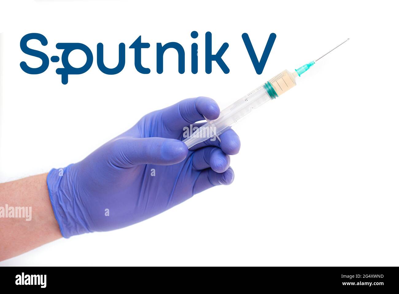 BERLIN - 23. JUNI: Sputnik V-Logo und Arzt mit Spritze und Nadel, Impfstoff auf Weiß isoliert, in Berlin, 23. Juni 2021 in Deutschland Stockfoto