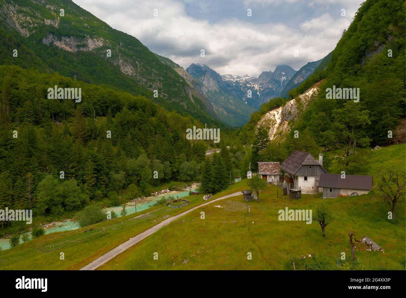 Traditionelles Haus im Soca-Tal Slowenien. Herrlicher Blick über das Soca-Tal im Triglav-Nationalpark Slowenien. Stockfoto
