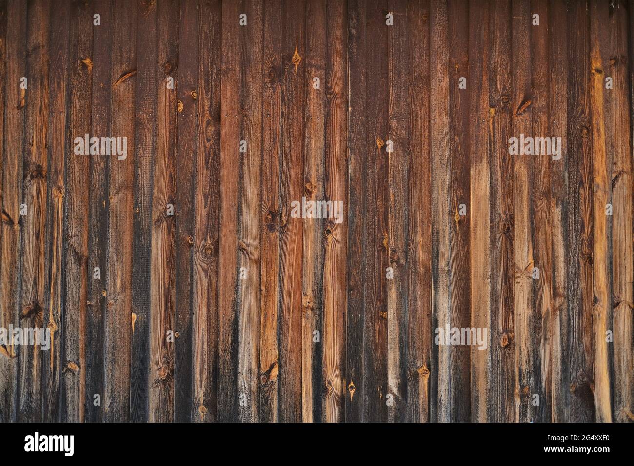 Holzdiele Hintergrund.Holzstruktur.Holzoberfläche braun. Rustikale Holzgrunge-Struktur. Gestreiftes Holzbrett. Dunkler schäbiger Bretthintergrund Stockfoto