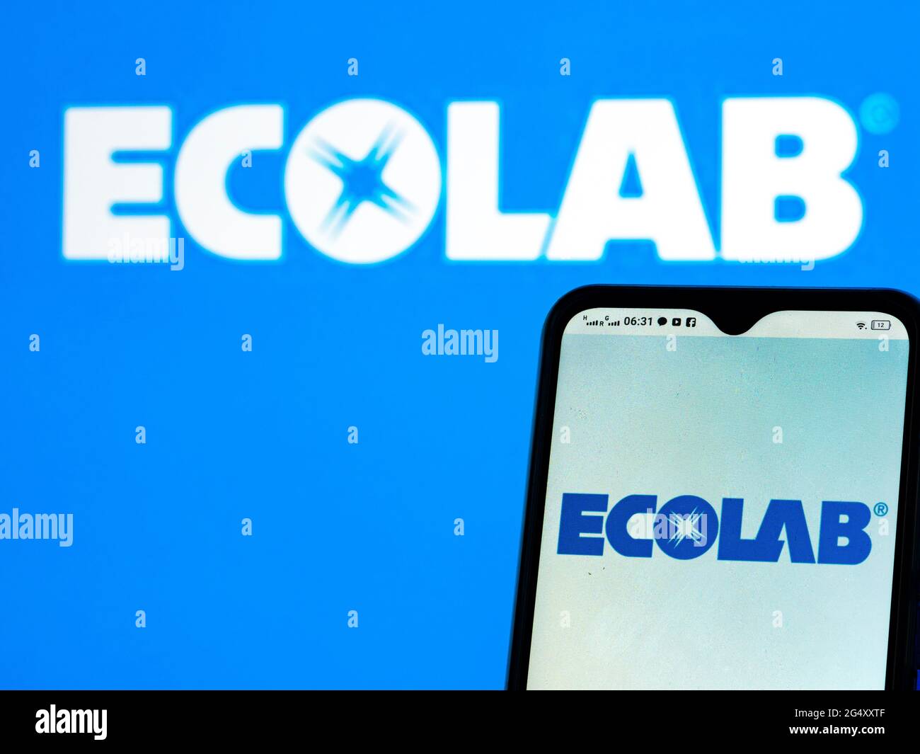 In dieser Abbildung ist ein Logo von Ecolab Inc. Zu sehen, das auf einem Smartphone angezeigt wird. Stockfoto