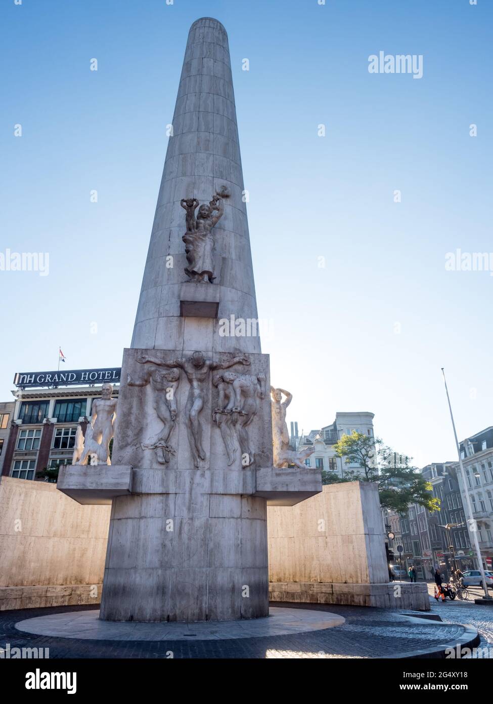 AMSTERDAM - OKTOBER 2: Nationaldenkmal auf dem Dam-Platz zur Erinnerung an die Opfer des Zweiten Weltkriegs Amsterdam, Niederlande, wurde am 2. Oktober aufgenommen, Stockfoto