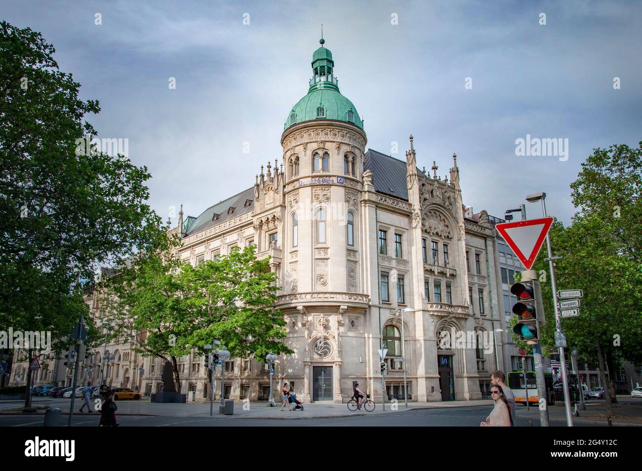 Gebaude Der Hannoversche Bank Heute Sitz Der Deutschen Bank Auf Dem Georgsplatz Platz Hannover Deutschland Stockfotografie Alamy
