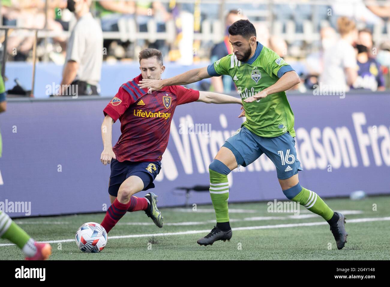 Der Mittelfeldspieler Alex Roldan (16) von Seattle Sounders und der Verteidiger von Real Salt Lake, Andrew Brody (2), kämpfen in der ersten Hälfte eines MLS-Spiels um den Ball Stockfoto