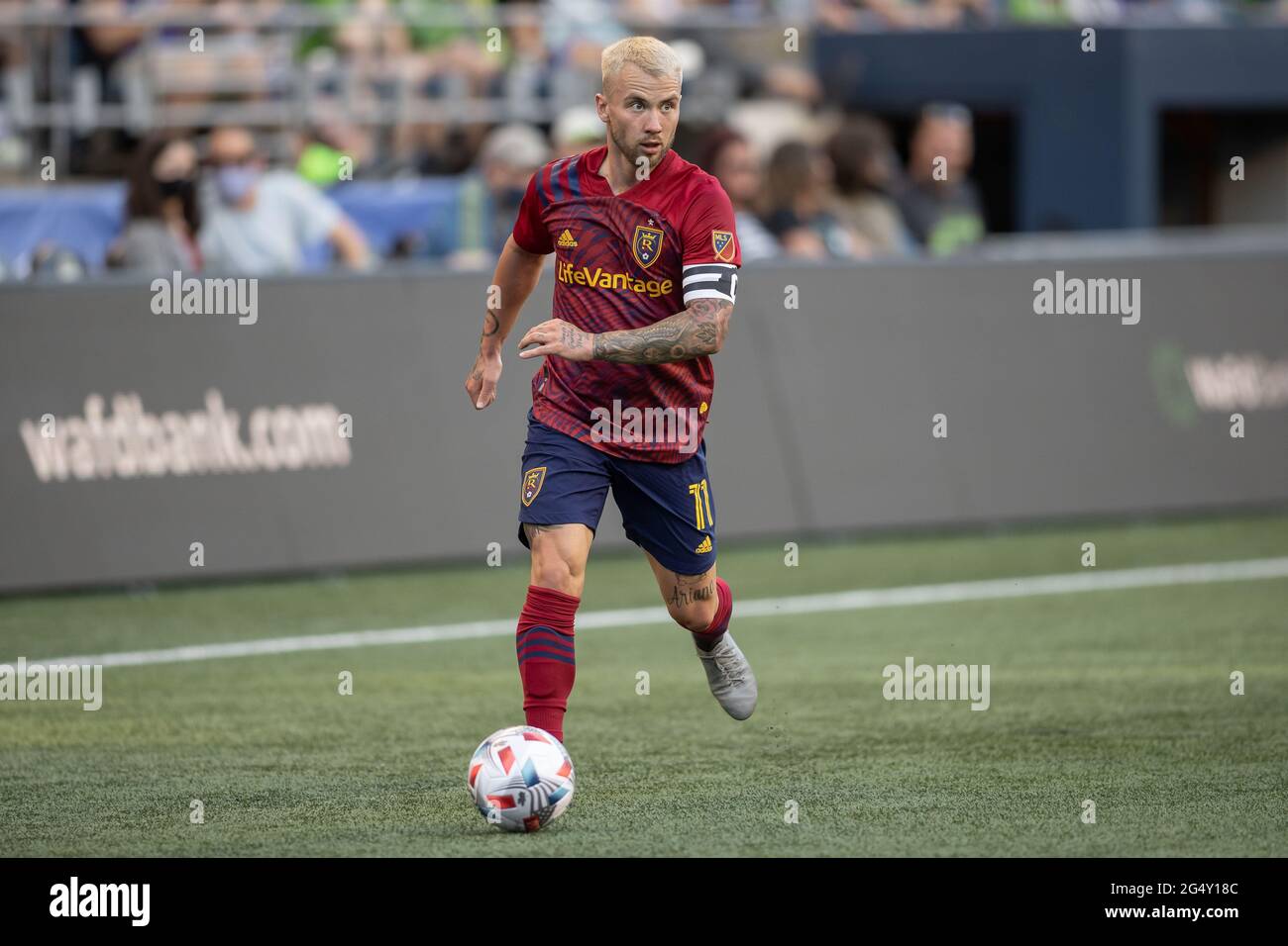 Real Salt Lake Mittelfeldspieler Albert Rusnak (11) kontrolliert den Ball in der ersten Hälfte eines MLS-Matches gegen die Seattle Sounders im Lumen Field, Wedn Stockfoto