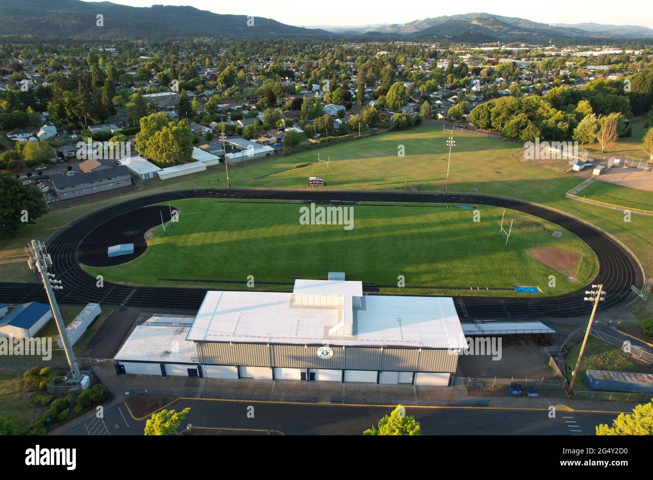 Eine Luftaufnahme von Silke Field auf dem Campus der Springfield High School, Mittwoch, 23. Juni 2021, in Springfield, Reg. Stockfoto