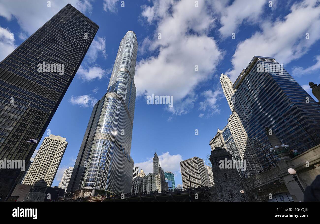 USA, Illinois, Chicago: Inmitten von Wolkenkratzern liegt das Trump International Hotel and Tower (98-stöckiges Gebäude, 1,388 Fuß) bei 401 North Stockfoto