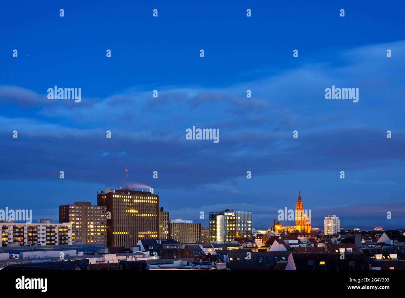 FRANKREICH, BAS-RHIN (67), STRASSBURG, STRASSBURGER SKYLINE BEI NACHT (PLACE DES HALLES, GEBÄUDE AFI ESCA, GEBÄUDE AM WILSON BOULEVARD UND KATHEDRALE) Stockfoto