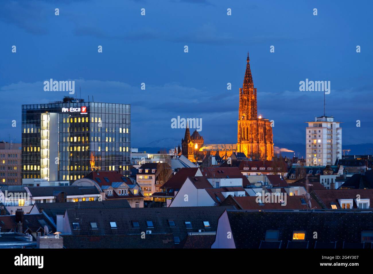 FRANKREICH, BAS-RHIN (67), STRASSBURG, STRASSBURGER SKYLINE BEI NACHT (GEBÄUDE AFI ESCA, KATHEDRALE UND TURM VALENTIN-SORG) Stockfoto