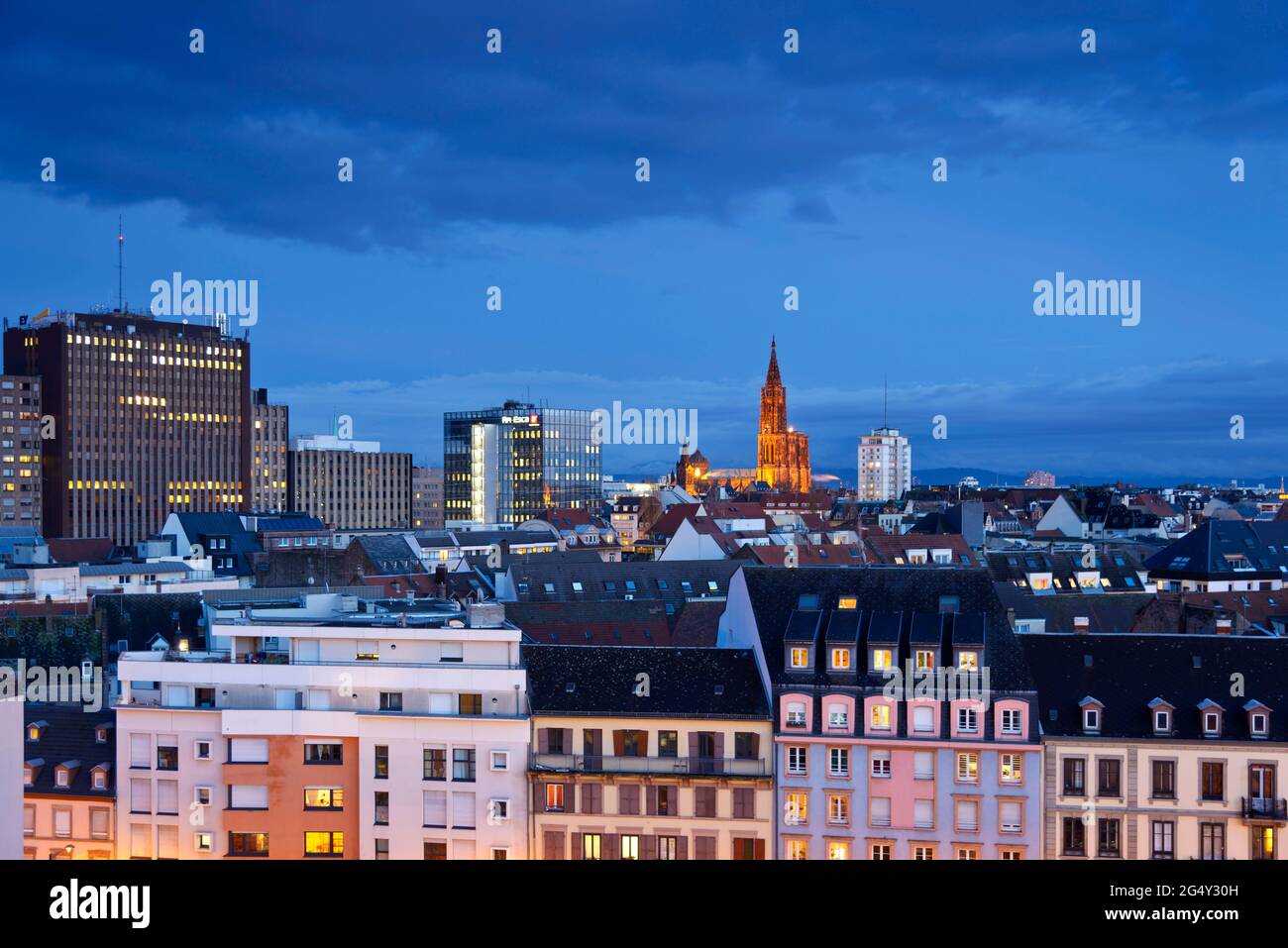 FRANKREICH, BAS-RHIN (67), STRASSBURG, STRASSBURGER SKYLINE BEI NACHT (PLACE DES HALLES, GEBÄUDE AFI ESCA, GEBÄUDE AM WILSON BOULEVARD UND KATHEDRALE) Stockfoto