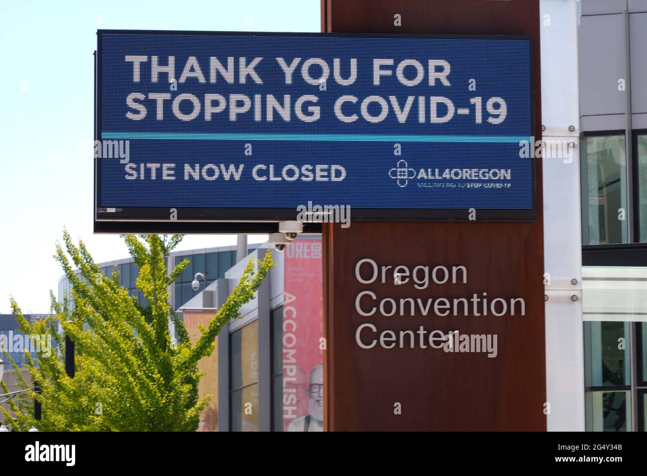 Eine Ankündigung des öffentlichen Dienstes COVID-19 auf dem Nachrichtenbrett des Oregon Convention Center, Mittwoch, den 23. Juni 2021, in Portland, Ore. Stockfoto