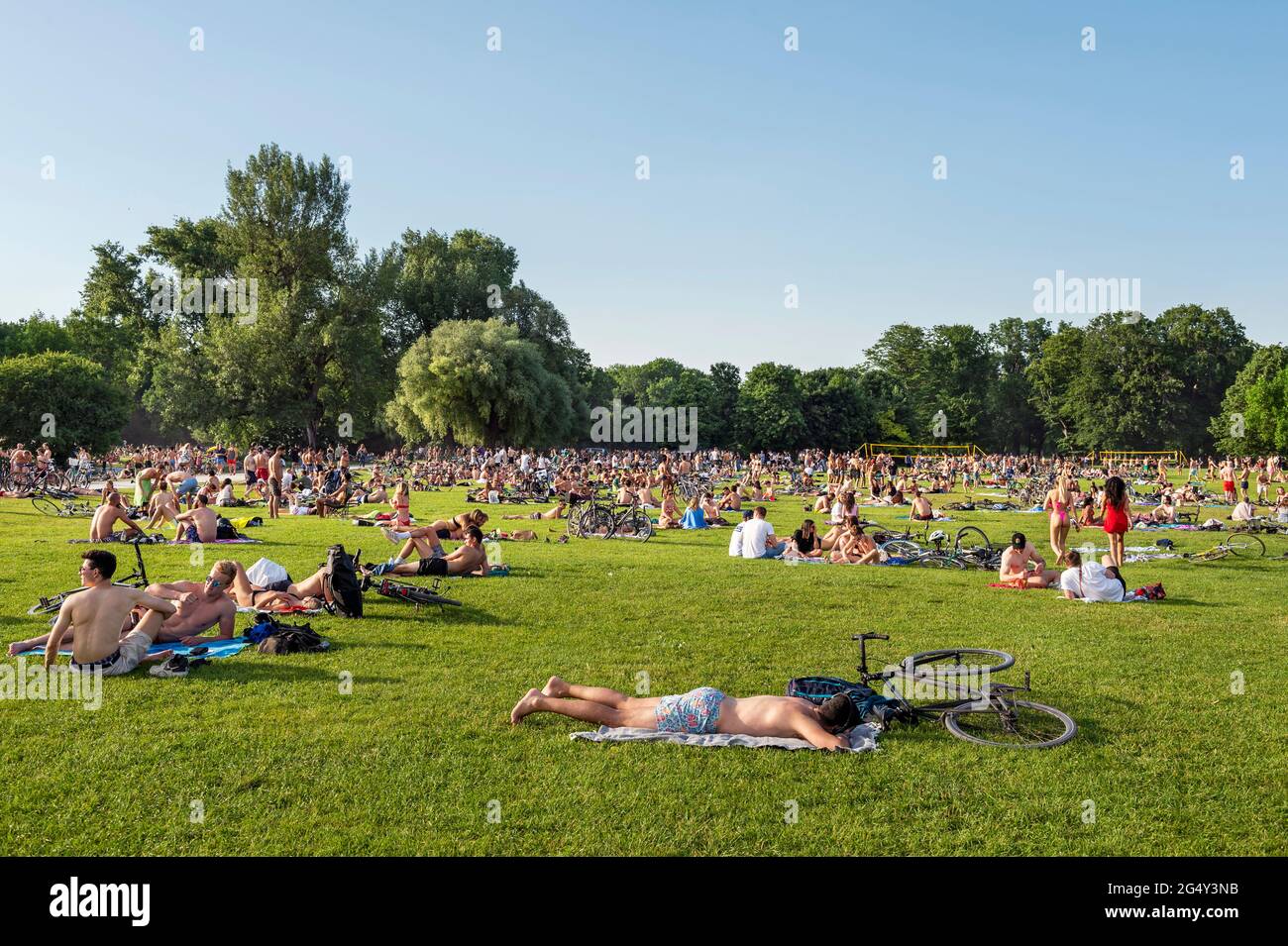 München - Bayern - Deutschland: 18. Juni 2021. Der Englische Garten ist überfüllt mit jungen Menschen, die die ersten warmen Tage des Jahres genießen - unvorstellbar in Stockfoto