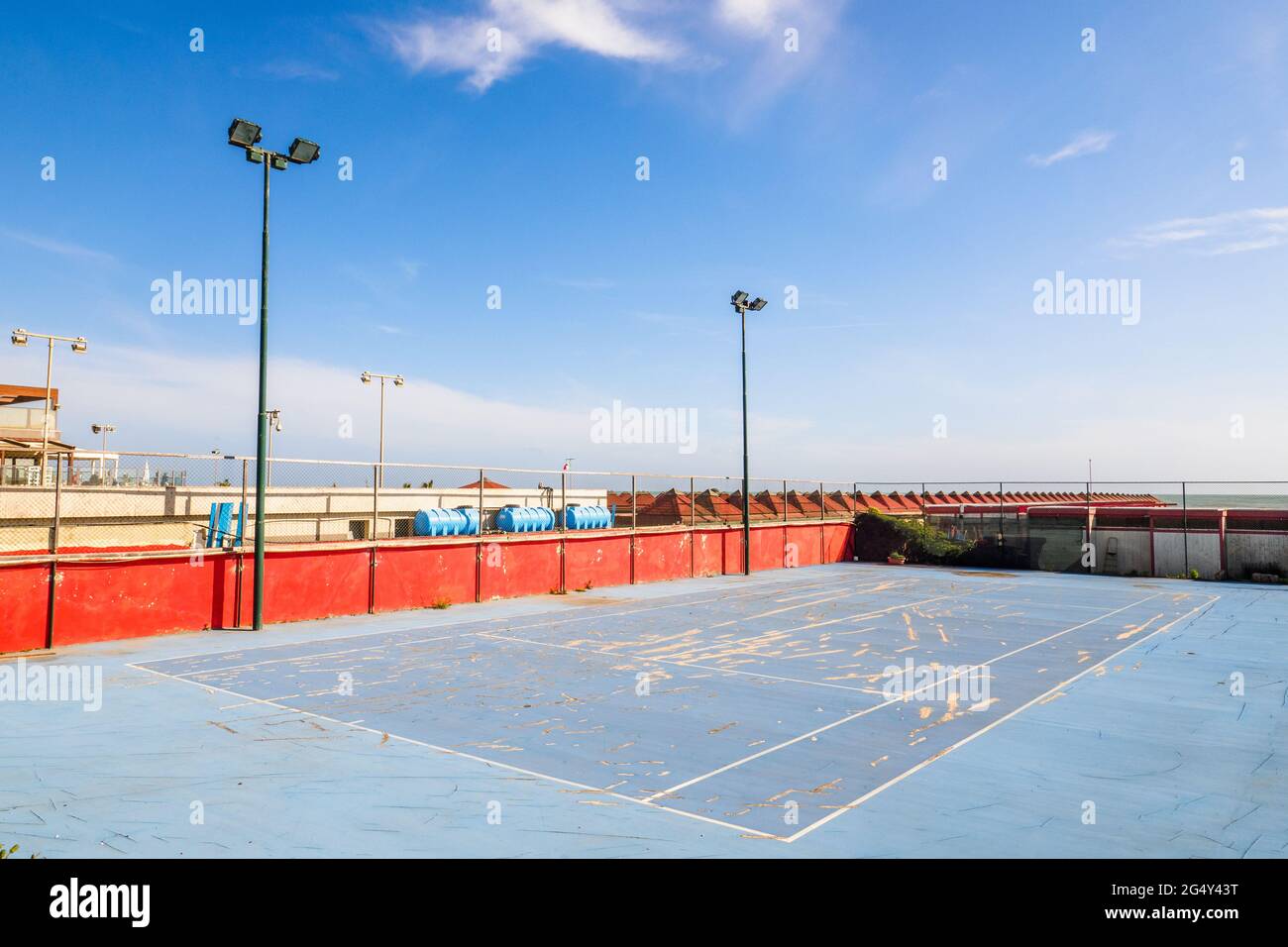 Beschädigter Tennisplatz in einem Strandresort in Ostia Lido - Rom, Italien Stockfoto