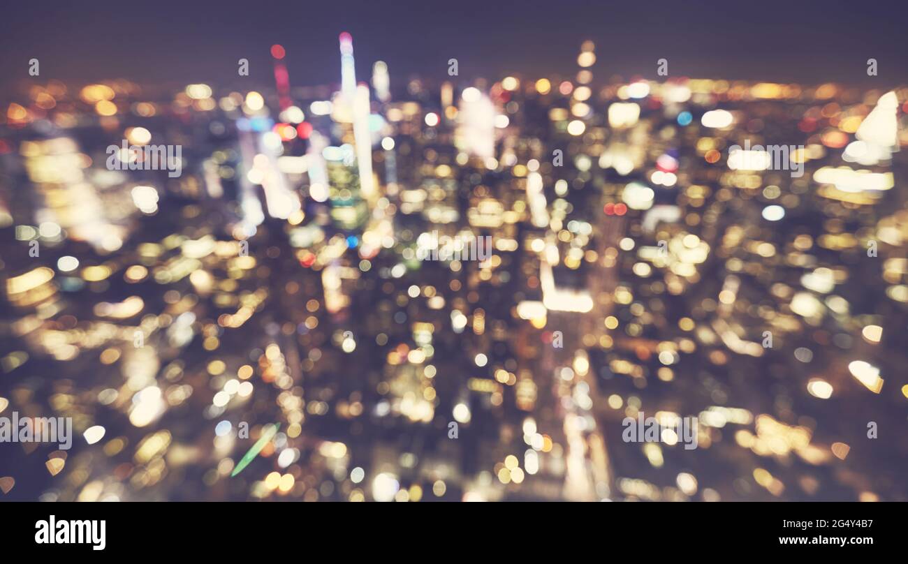 Defokussiertes Bild der Stadtlandschaft von Manhattan bei Nacht, Farbtonung angewendet, New York City, USA. Stockfoto