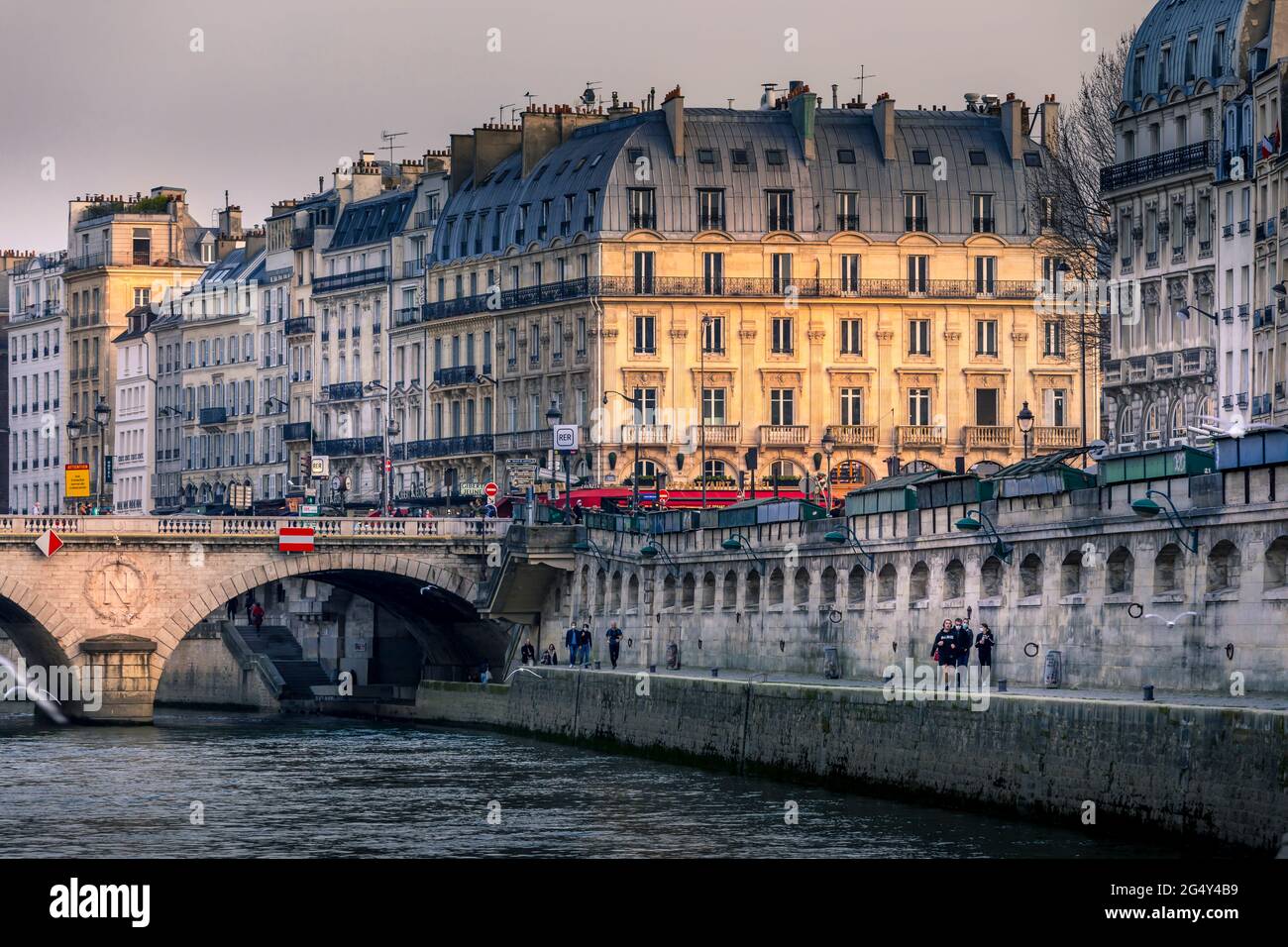 Paris, Frankreich - 2. März 2021: Typische Haussmann-Gebäude entlang der seine in Paris Stockfoto