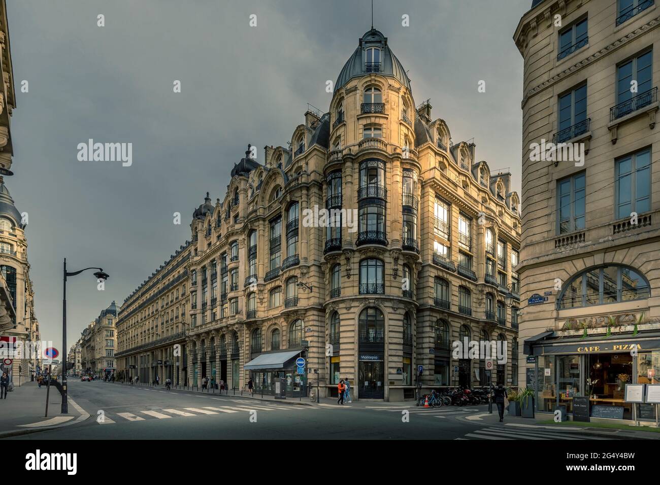 Paris, Frankreich - 25. Februar 2021: Typische Haussmann-Gebäude und Straße in der Nähe des Börsendenkmals in paris Stockfoto