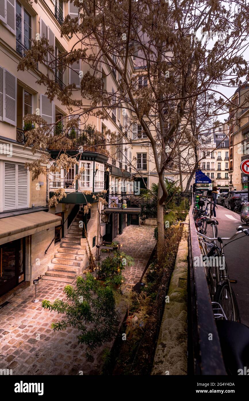 Paris, Frankreich - 10. März 2021: Typische Pariser Straße mit schönem Gebäude mit Bogenfenster Stockfoto