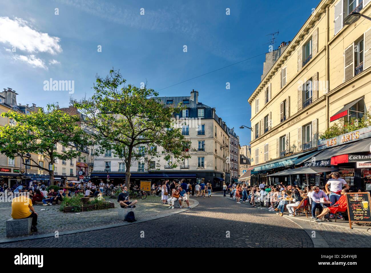 Paris, Frankreich - 12. Juni 2021: Nach dem Ende der Sperre aufgrund der Covid-19-Pandemie gehen die Menschen wieder ins Restaurant Stockfoto