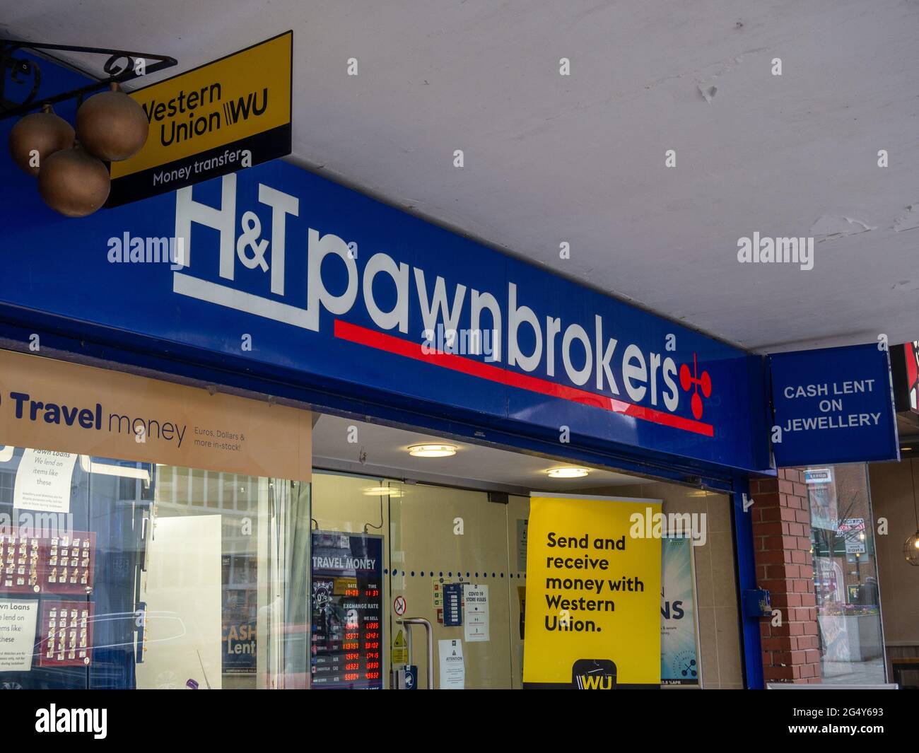 Fassade von H&T Pfandhäusern, Stadtzentrum, Northampton, Großbritannien; bietet auch Western Union-Services an Stockfoto