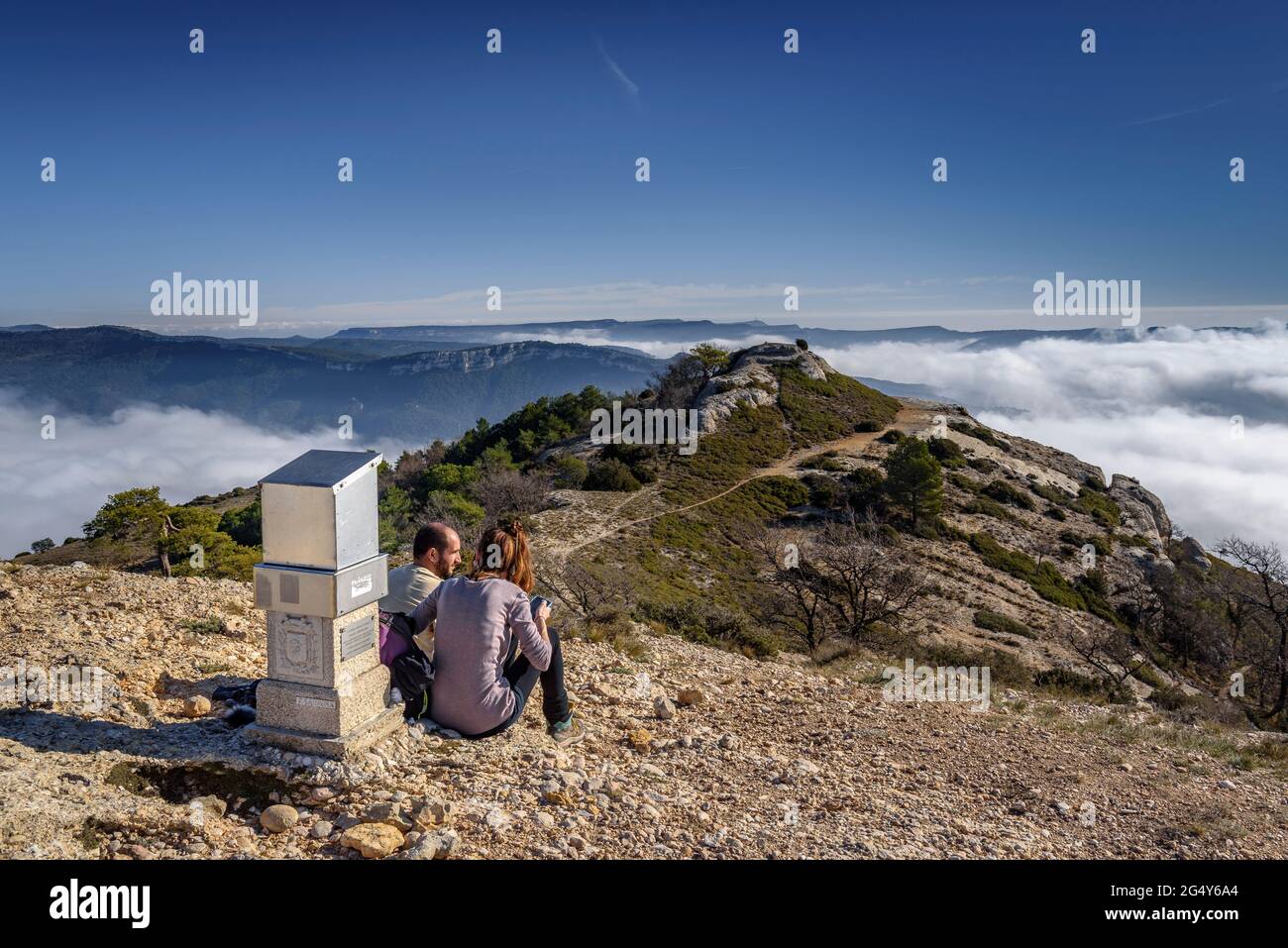 Blick vom Gipfel Roca Corbatera in der Serra de Montsant, an einem Wintermorgen (Priorat, Tarragona, Katalonien, Spanien) Stockfoto
