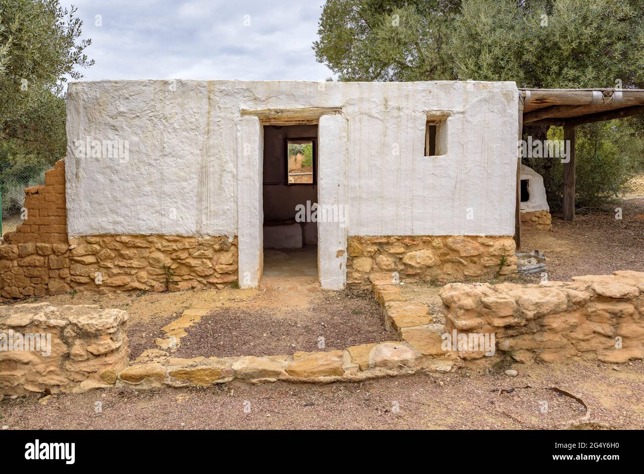 Besuch der iberischen Siedlung La Moleta del Remei in Alcanar. Rekonstruktion einer iberischen Hütte (Tarragona, Katalonien, Spanien) Stockfoto