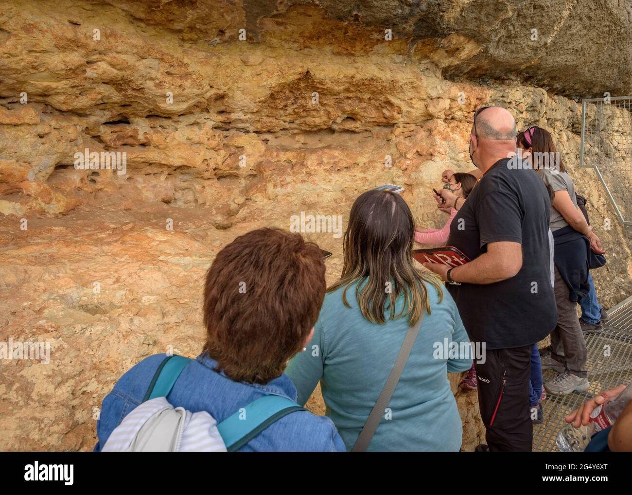 Besuch der neolithischen Höhlenmalereien der Abrics de l'Ermita in Ulldecona, einem UNESCO-Weltkulturerbe (Tarragona, Katalonien, Spanien) Stockfoto