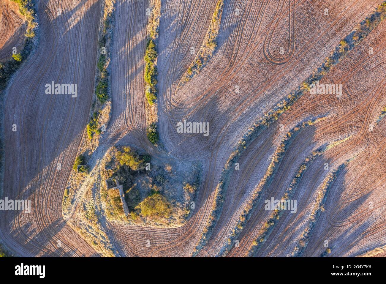 Luftaufnahme einiger Felder mit Frost in Navàs, bei einem Winteraufgang (Bages, Barcelona, Katalonien, Spanien) ESP: Vista aérea de unos campos con escarcha Stockfoto