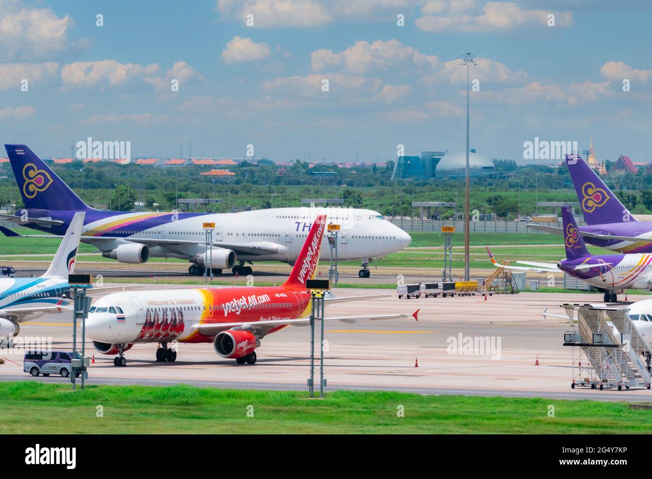 SAMUT PRAKAN, THAILAND-15. MAI 2021 : Frachtflugzeug auf dem Flugplatz im Flughafen geparkt. Frachtflugzeug von Thai Airways, Thai Airways und Vietjet Airline Stockfoto