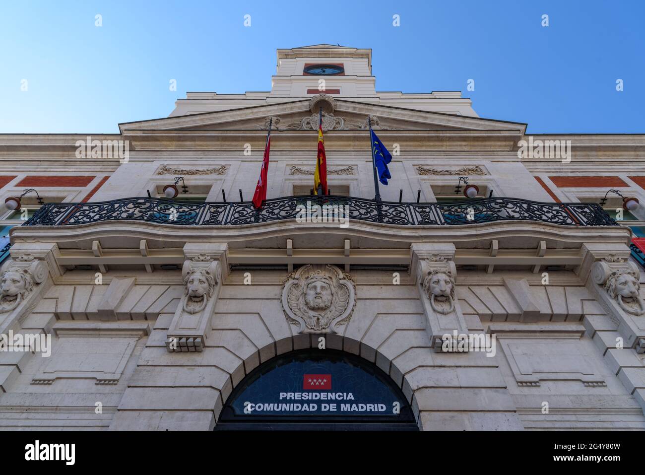 Madrid, Spanien - April, 18 2021: Real Casa de Correo oder das Königliche Haus der Post ist das Büro des Präsidenten der Gemeinschaft von Madrid, t Stockfoto