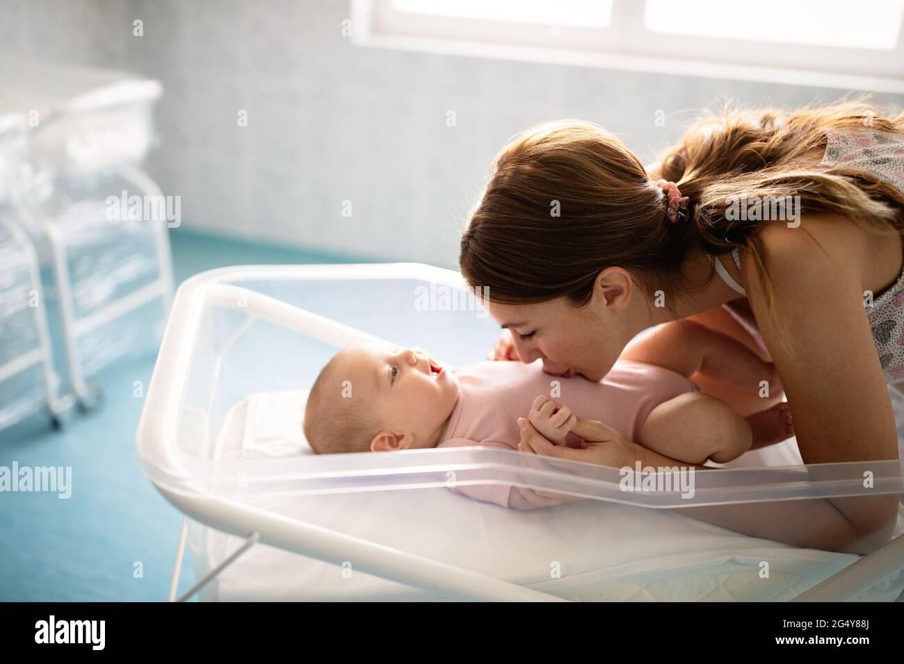 Mutter Und Kind Im Krankenhaus -Fotos Und -Bildmaterial In Hoher ...