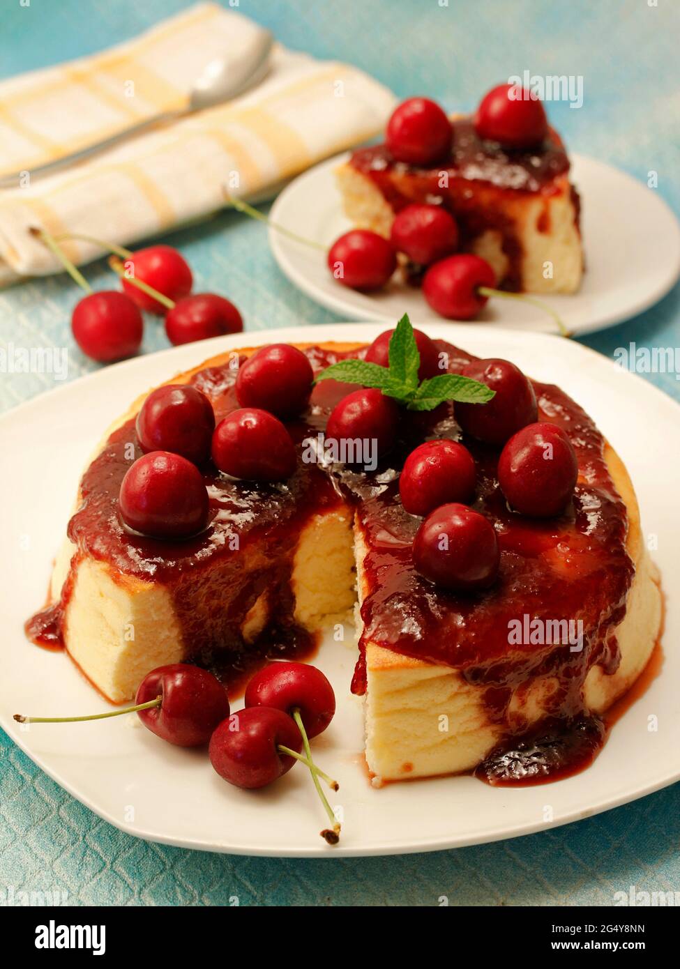 Käsekuchen mit Kirschen. Stockfoto