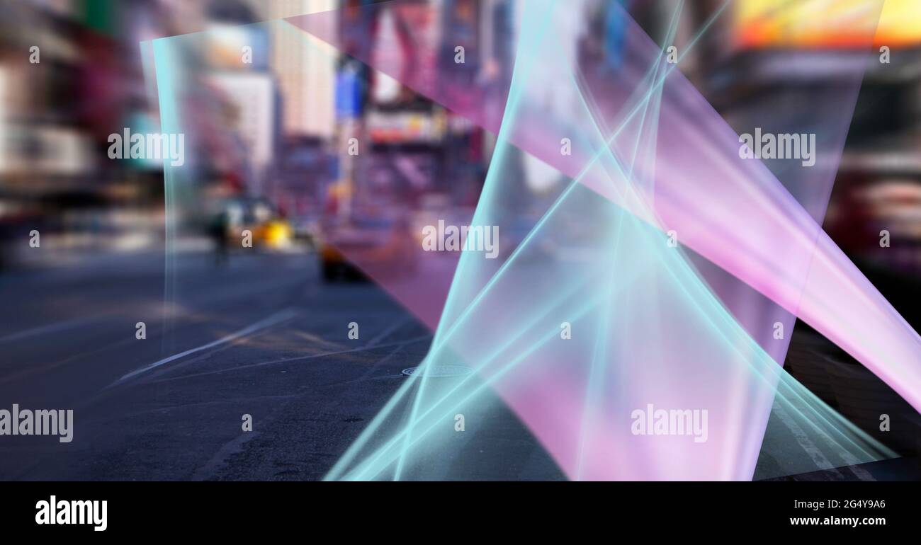 Digitales Composite-Bild von rosa und grünen digitalen Wellen gegen den Blick auf den Stadtverkehr Stockfoto