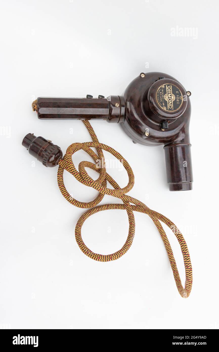 Brauner Bakelitfön mit Vintage-Ormond-Logo und geflochtenem Kabel auf weißem Studiohintergrund Stockfoto