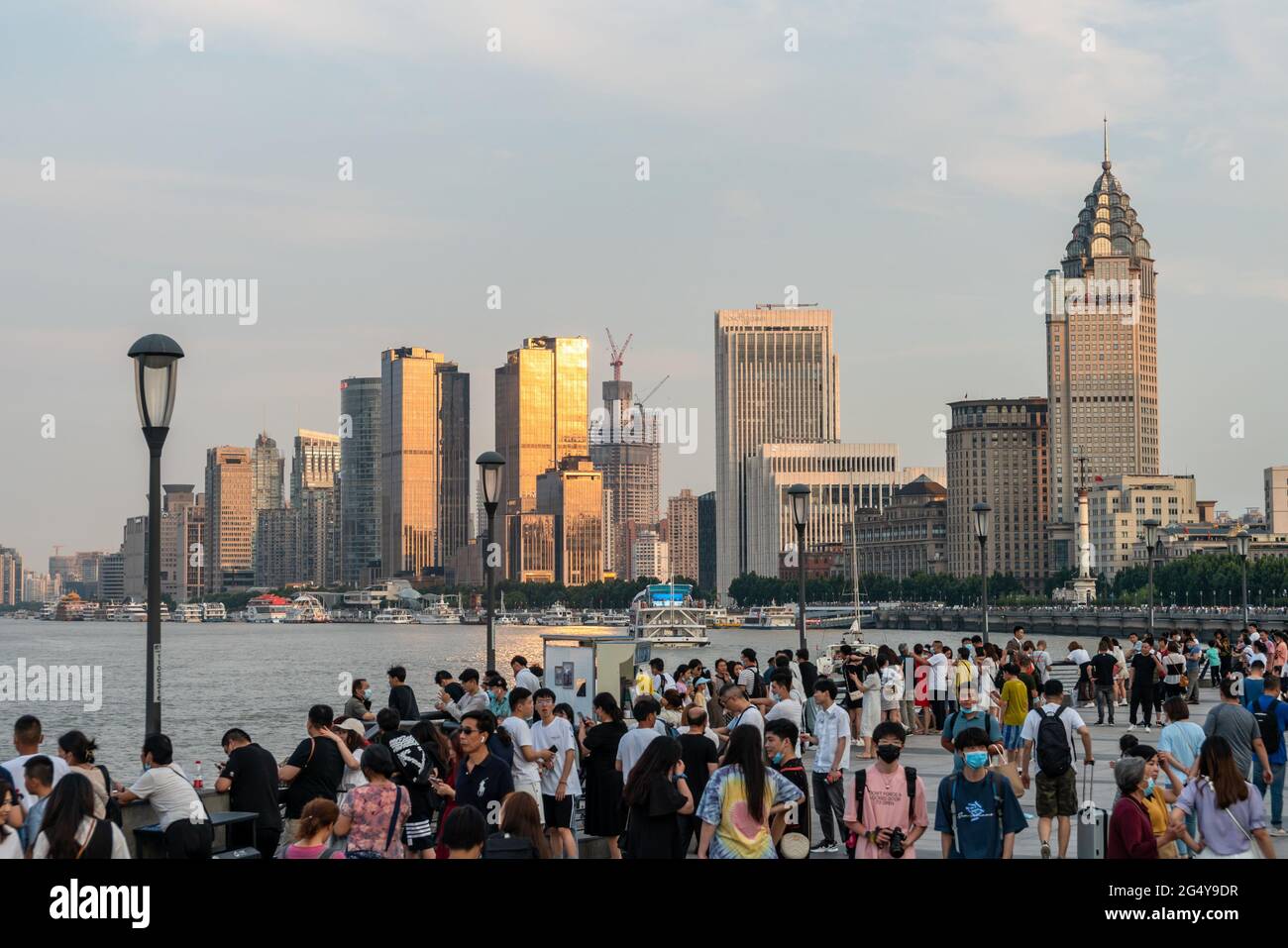 Shanghai, Shanghai, China. Juni 2021. Am 23. Juni 2021, in Shanghai, werden nachts die historischen Gebäude entlang des Bundes und die Wolkenkratzer in Lujiazui beleuchtet. Der nächtliche Blick auf die Stadt unter dem blauen Himmel ist wunderschön, und viele Touristen genießen die schöne Landschaft. Quelle: SIPA Asia/ZUMA Wire/Alamy Live News Stockfoto