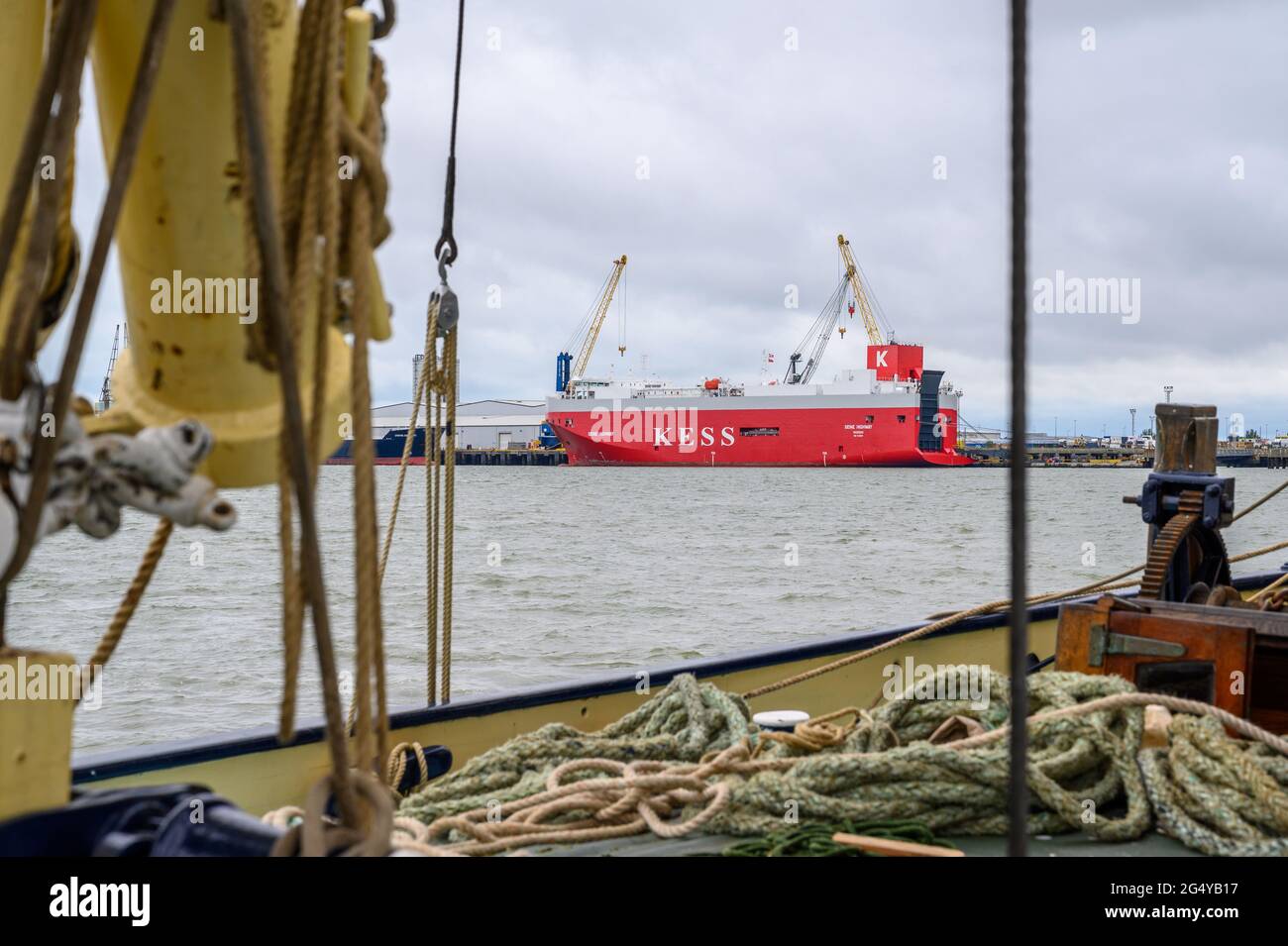 roro-Schiff „seine Highway“ von der historischen Segelbarge „Edith May“ auf der Isle of Sheppey in der Themsemündung, Kent, England. Stockfoto