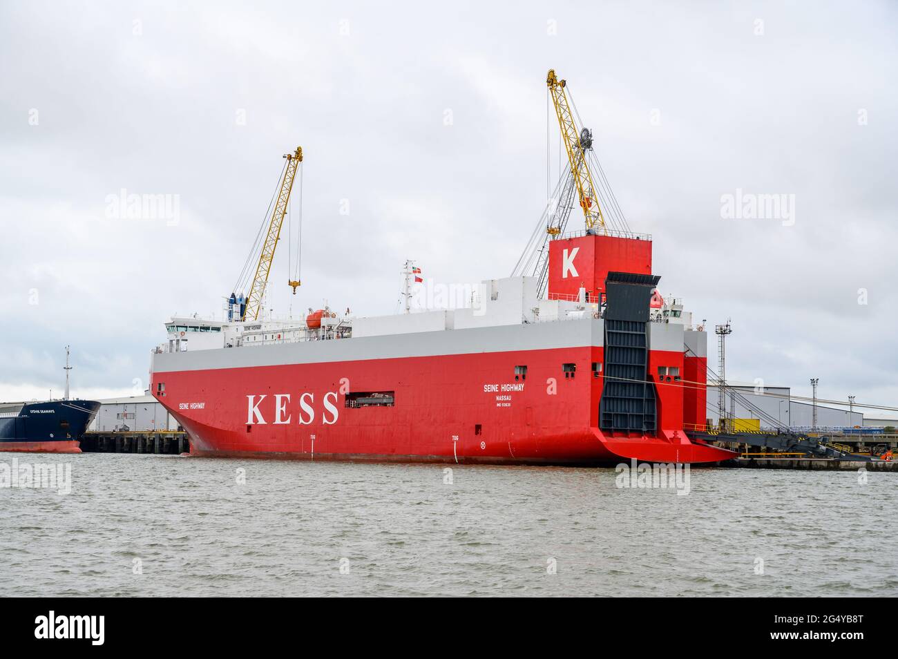 Das von Kess betriebene Trägerschiff „seine Highway“ liegt am Kai der Isle of Sheppey in der Themse-Mündung, Kent, England. Stockfoto