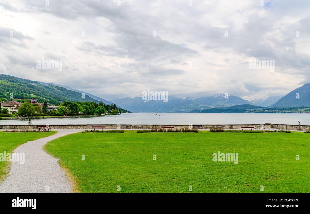 Herrliche Postkartenansicht auf den Thunersee (Thunersee, Thuner See), alpenberge. Thun, Schweiz Stockfoto
