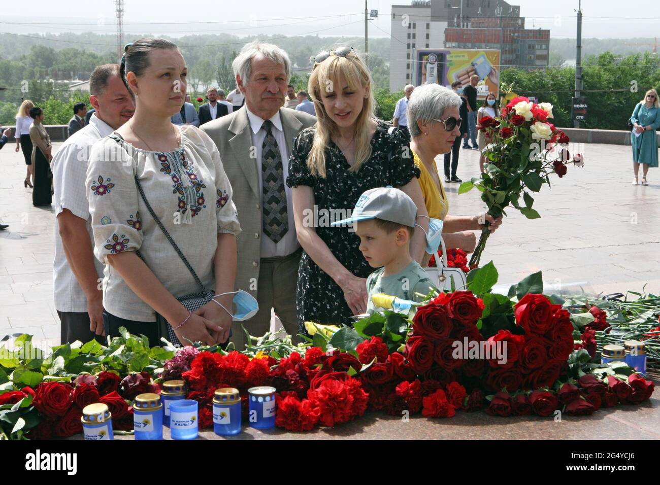 Nicht exklusiv: DNIPRO, UKRAINE - 22. JUNI 2021 - die Teilnehmer der Blumenverlegungszeremonie werden am Ewigen Glory-Denkmal anlässlich des gesehen Stockfoto