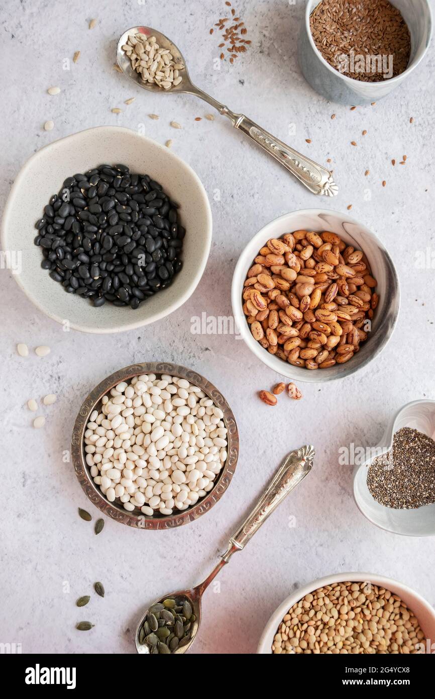 Verschiedene Hülsenfrüchte und Samen. Gesunde Lebensmittel sind natürlich reich an Eiweiß Stockfoto