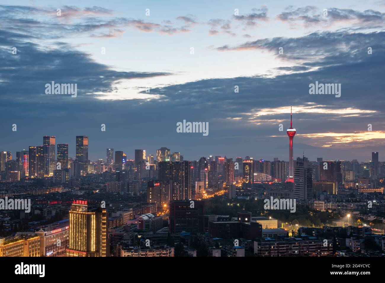 Chengdu, Provinz Sichuan, China - 6. Aug 2019 - Blick auf die Skyline der Stadt Chengdu in der Abenddämmerung mit einem Fernsehturm aus dem Jahr 339 Stockfoto