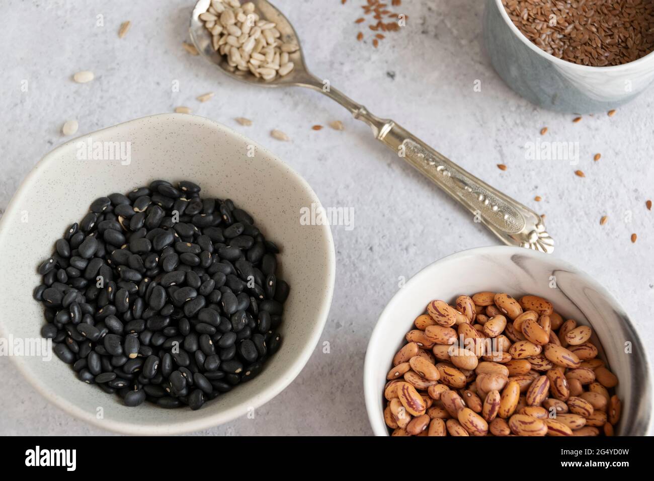 Verschiedene Hülsenfrüchte und Samen. Gesunde Lebensmittel sind natürlich reich an Eiweiß Stockfoto